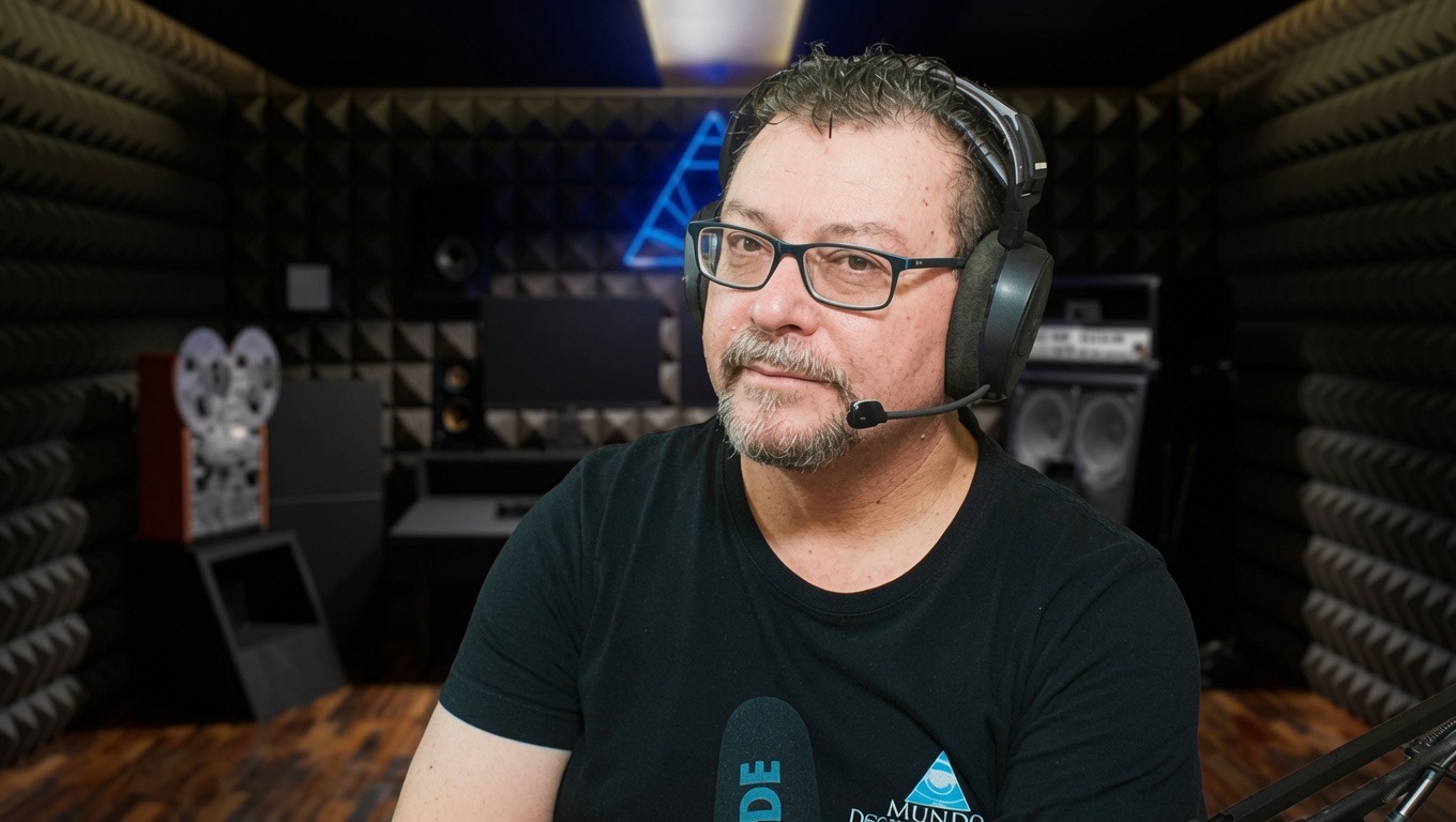 José Luis Camacho en un estudio de grabación con auriculares